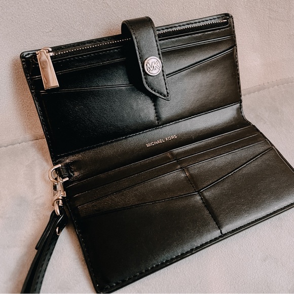 Large Michael Kors Button Wallet - Pristine Condition - Picture 3 of 3